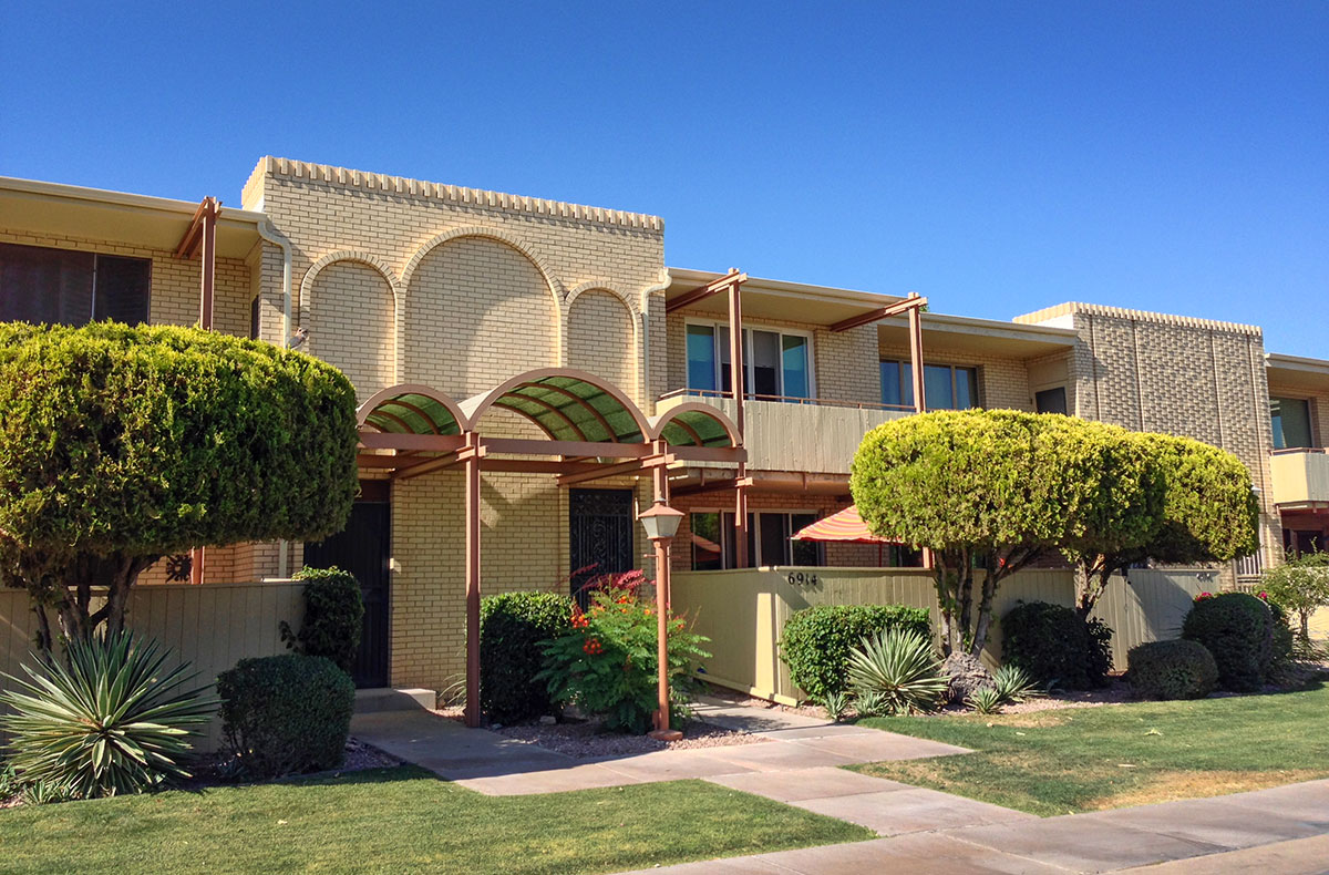 The Embassy: Scottsdale Garden Apartments on Modern Phoenix