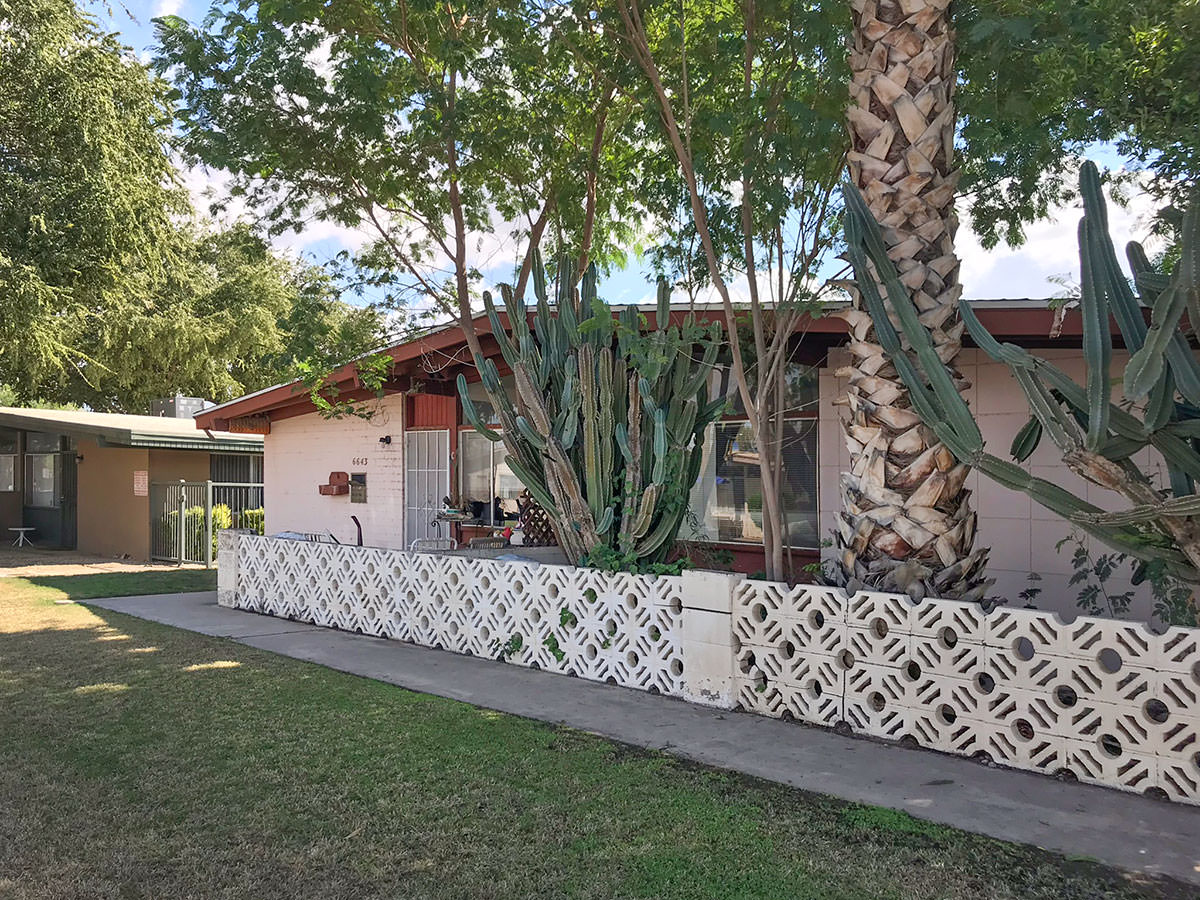 Holiday Park Apartments in Scottsdale