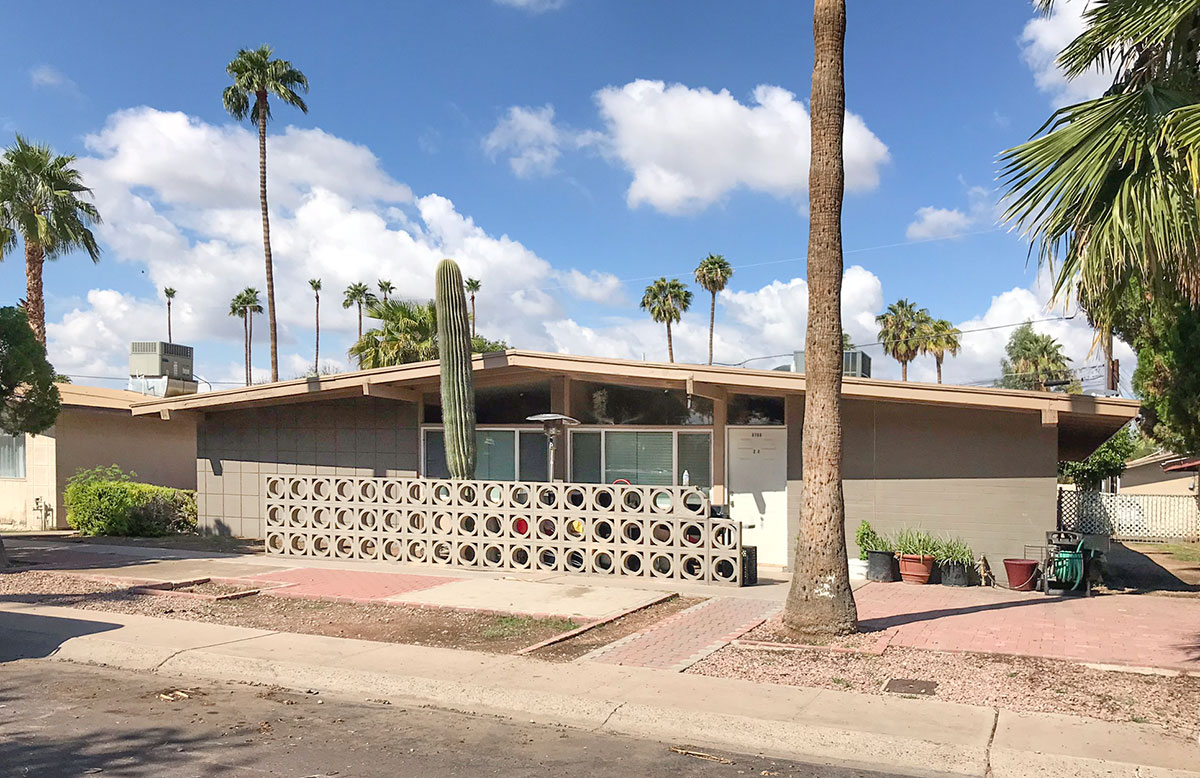 Holiday Park Apartments in Scottsdale