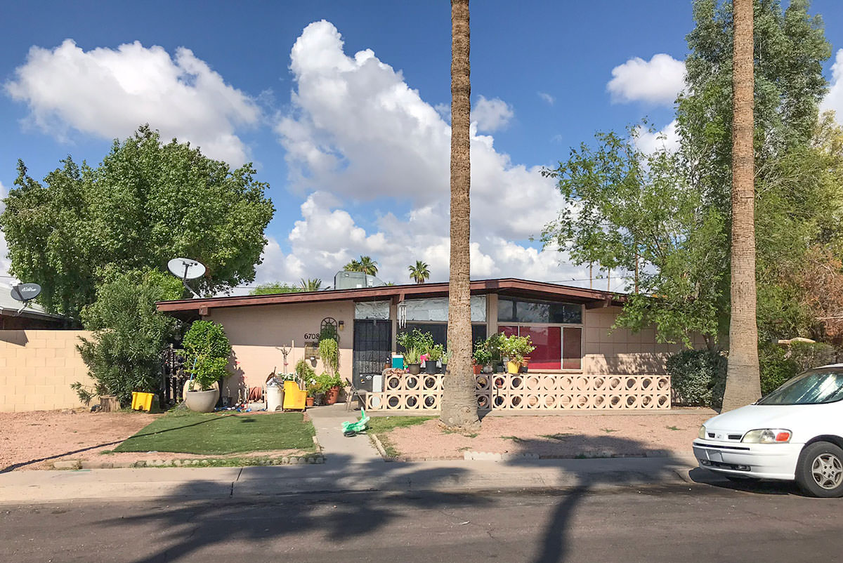 Holiday Park Apartments in Scottsdale