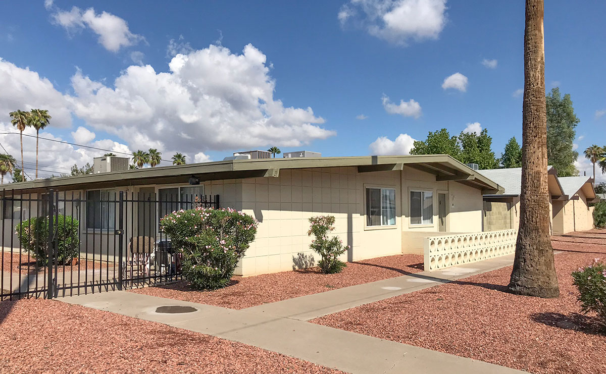 Holiday Park Apartments in Scottsdale