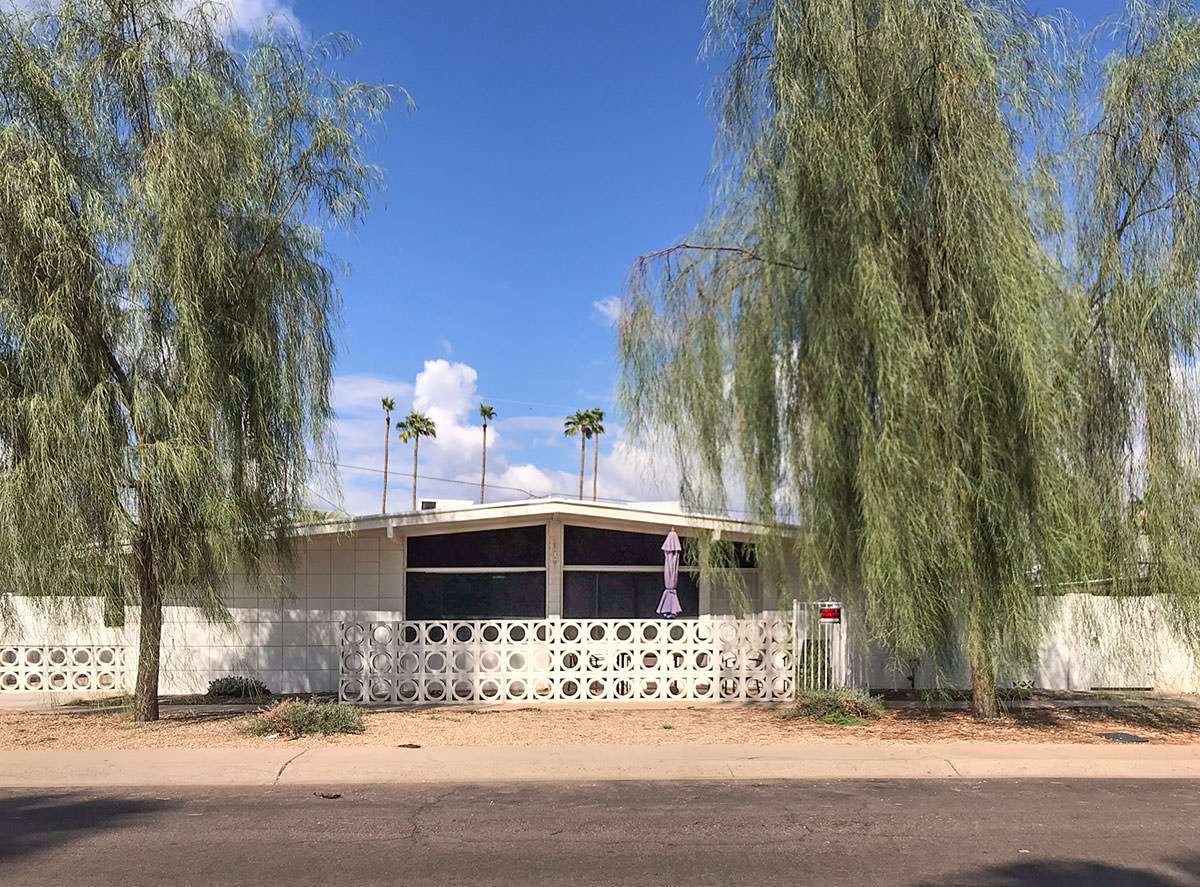 Holiday Park Apartments in Scottsdale