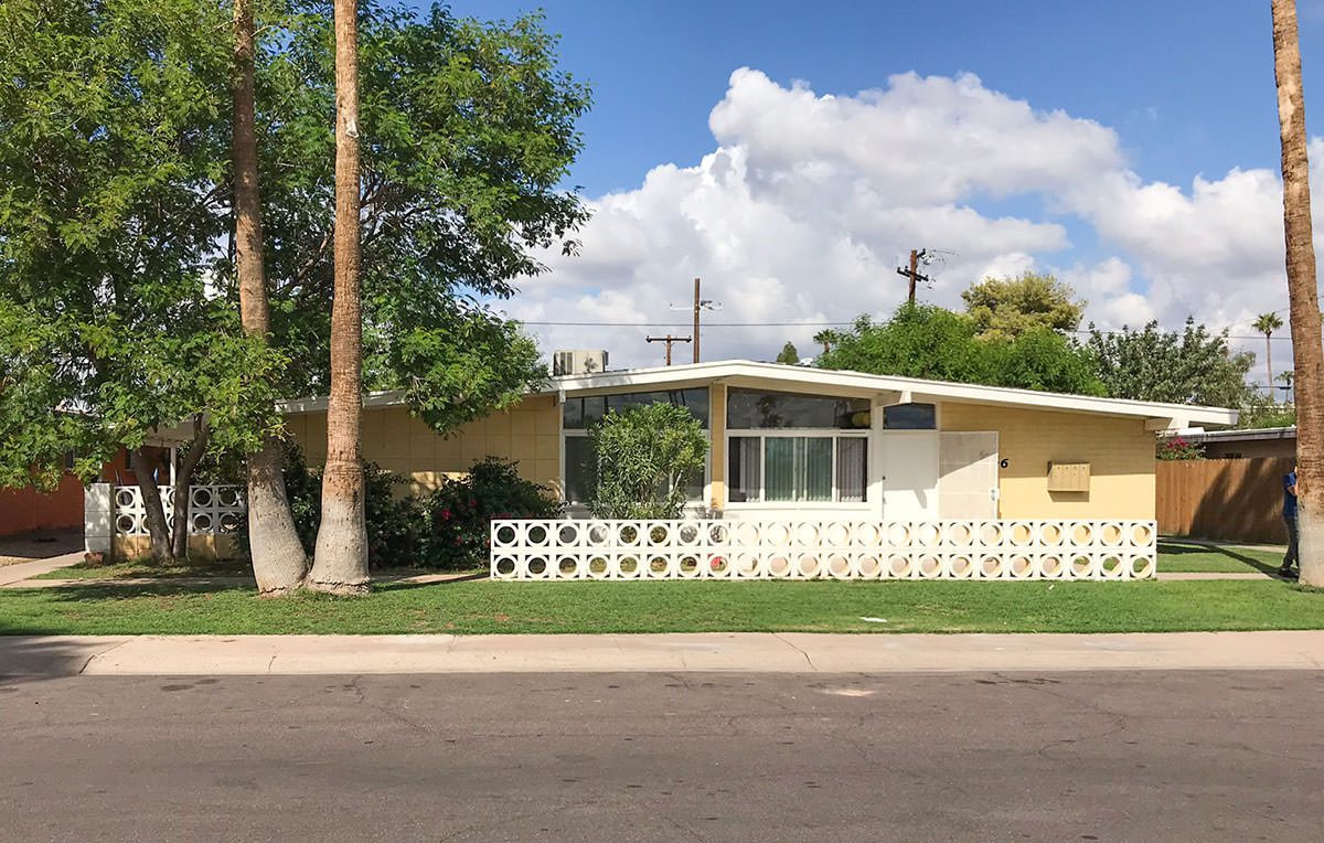 Holiday Park Apartments in Scottsdale