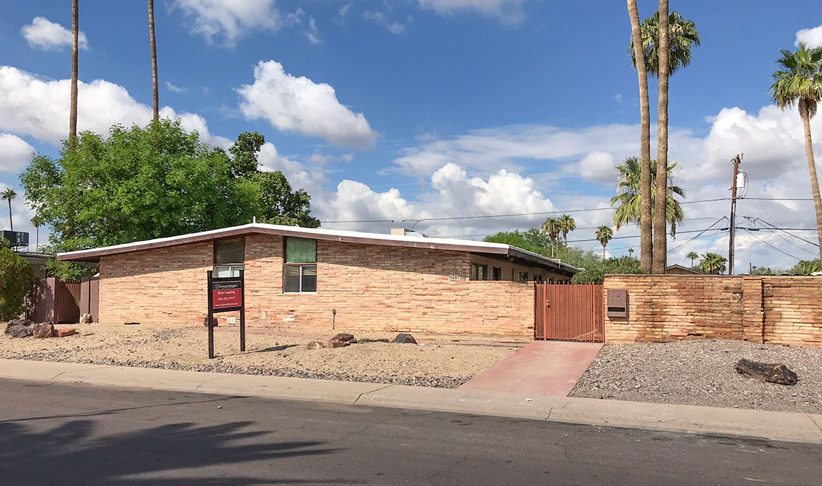 Holiday Park Apartments in Scottsdale
