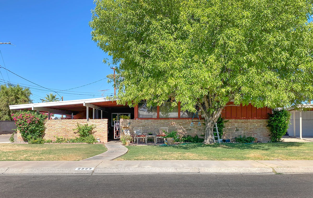 Town and Country Scottsdale Home by Ralph Haver