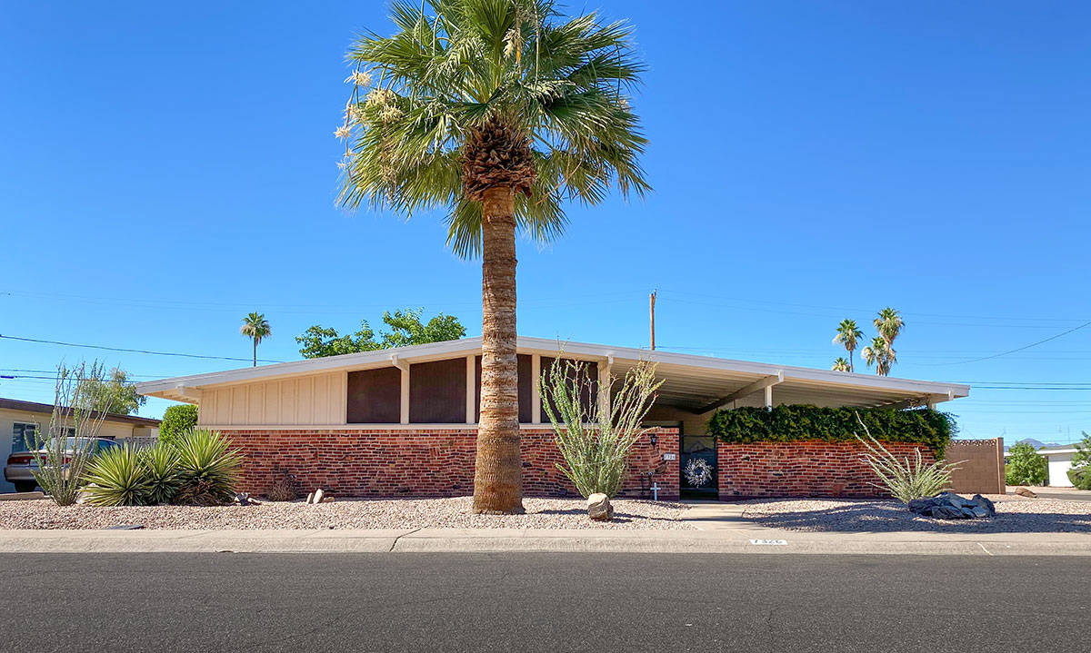 Town and Country Scottsdale Home by Ralph Haver