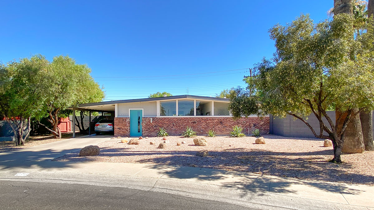 Town and Country Scottsdale Home by Ralph Haver