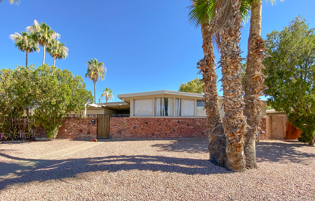 Town and Country Scottsdale Home by Ralph Haver