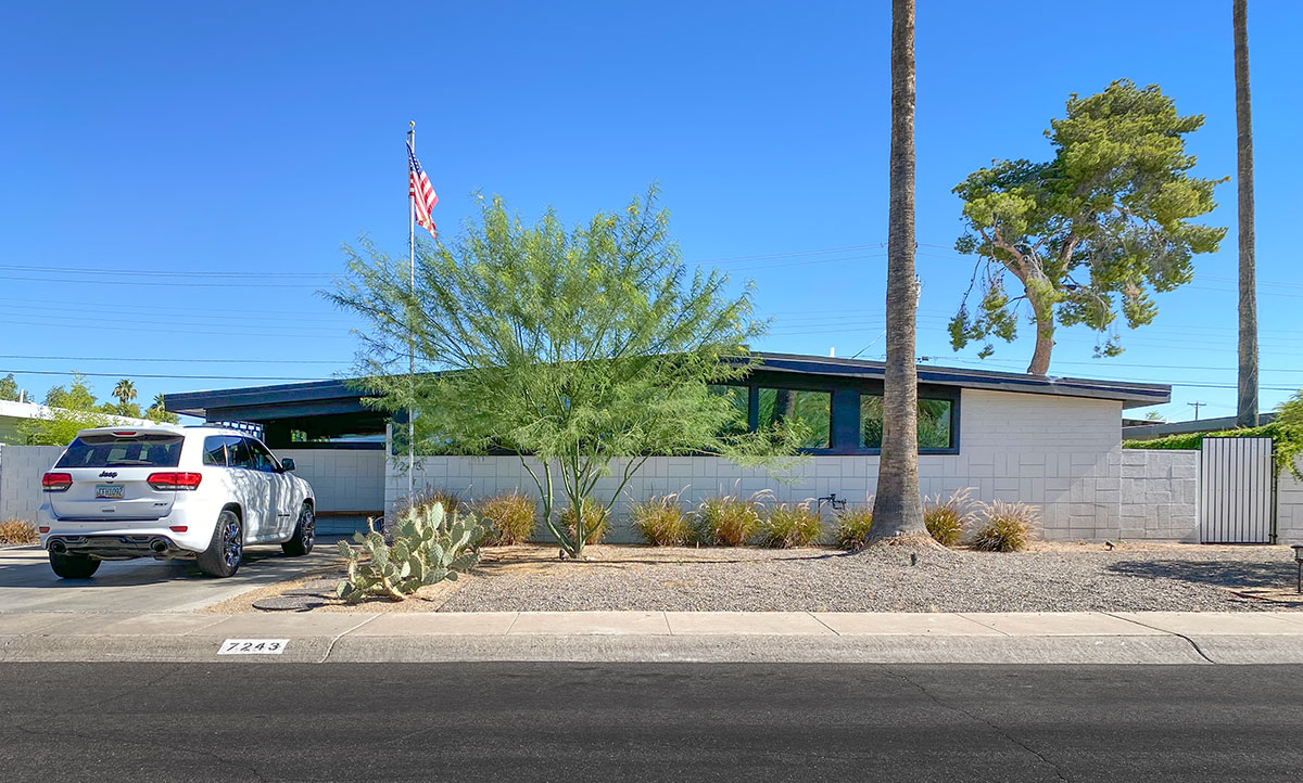 Town and Country Scottsdale Home by Ralph Haver