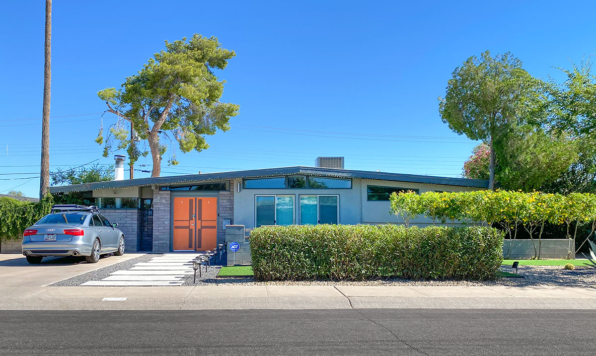 Town and Country Scottsdale Home by Ralph Haver