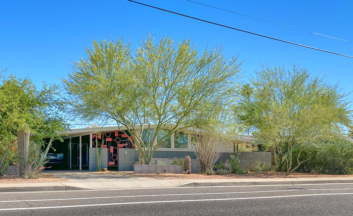 Town and Country Scottsdale Home by Ralph Haver