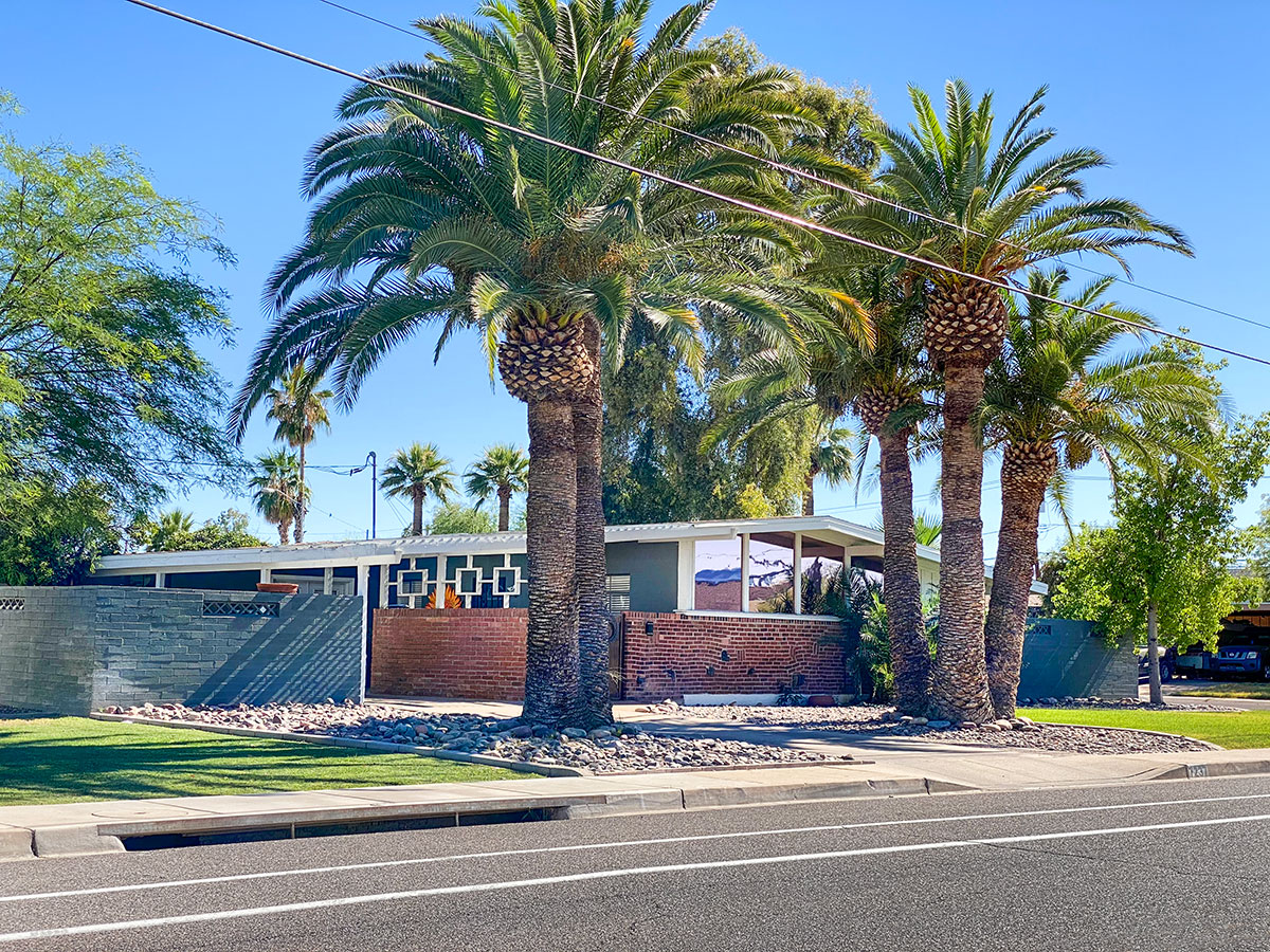 Town and Country Scottsdale Home by Ralph Haver