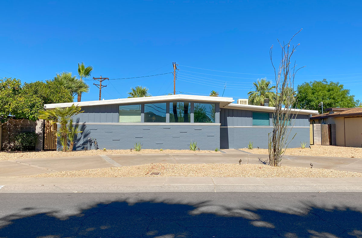 Town and Country Scottsdale Home by Ralph Haver