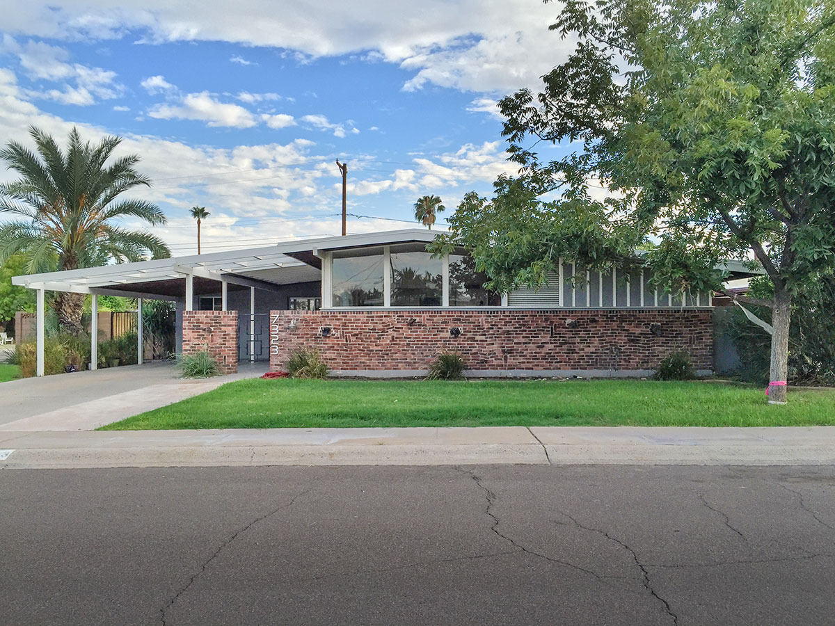 Town and Country Scottsdale Home by Ralph Haver